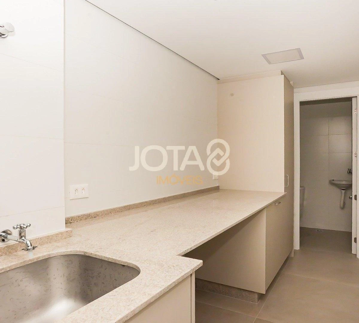 Balcony with a grill in a 3-bedroom apartment, 143 m² — photo 28