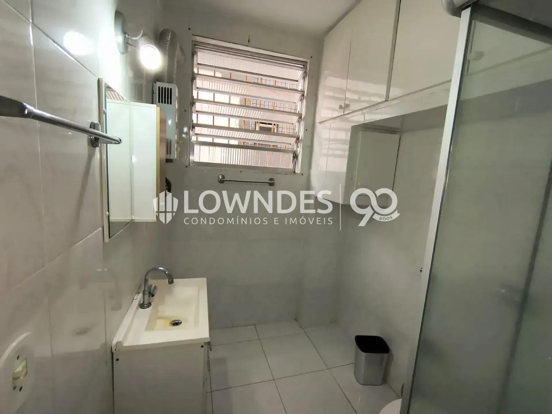 3-bedroom apartment with wood or laminate floors — photo 2