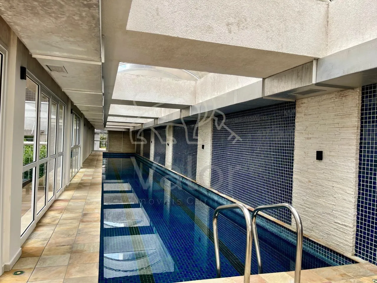 2-bedroom apartment in a building with a heated pool — photo 16