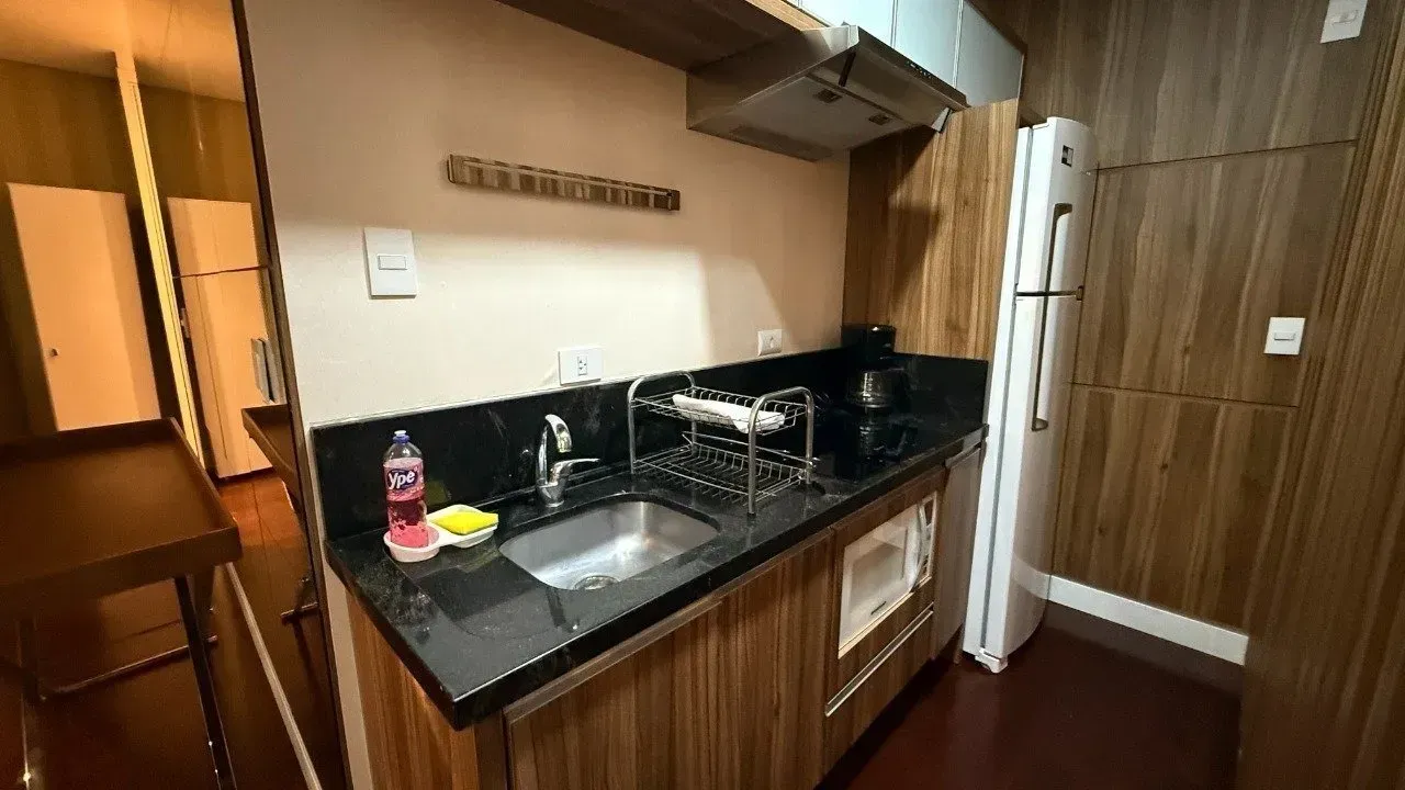 Furnished 1-bedroom apartment with an open kitchen — photo 2