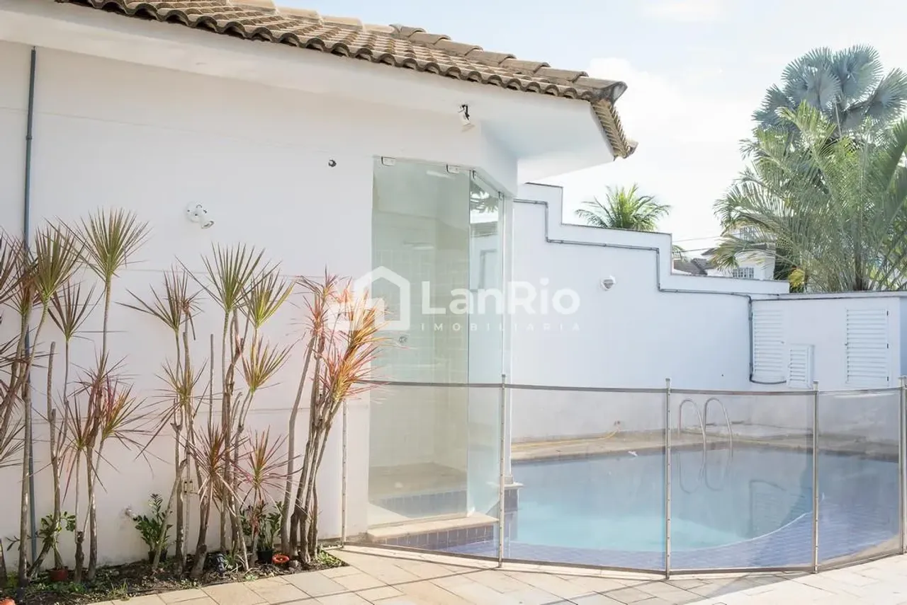 House with 4 bedrooms and 4 suites, balcony with grill — photo 13