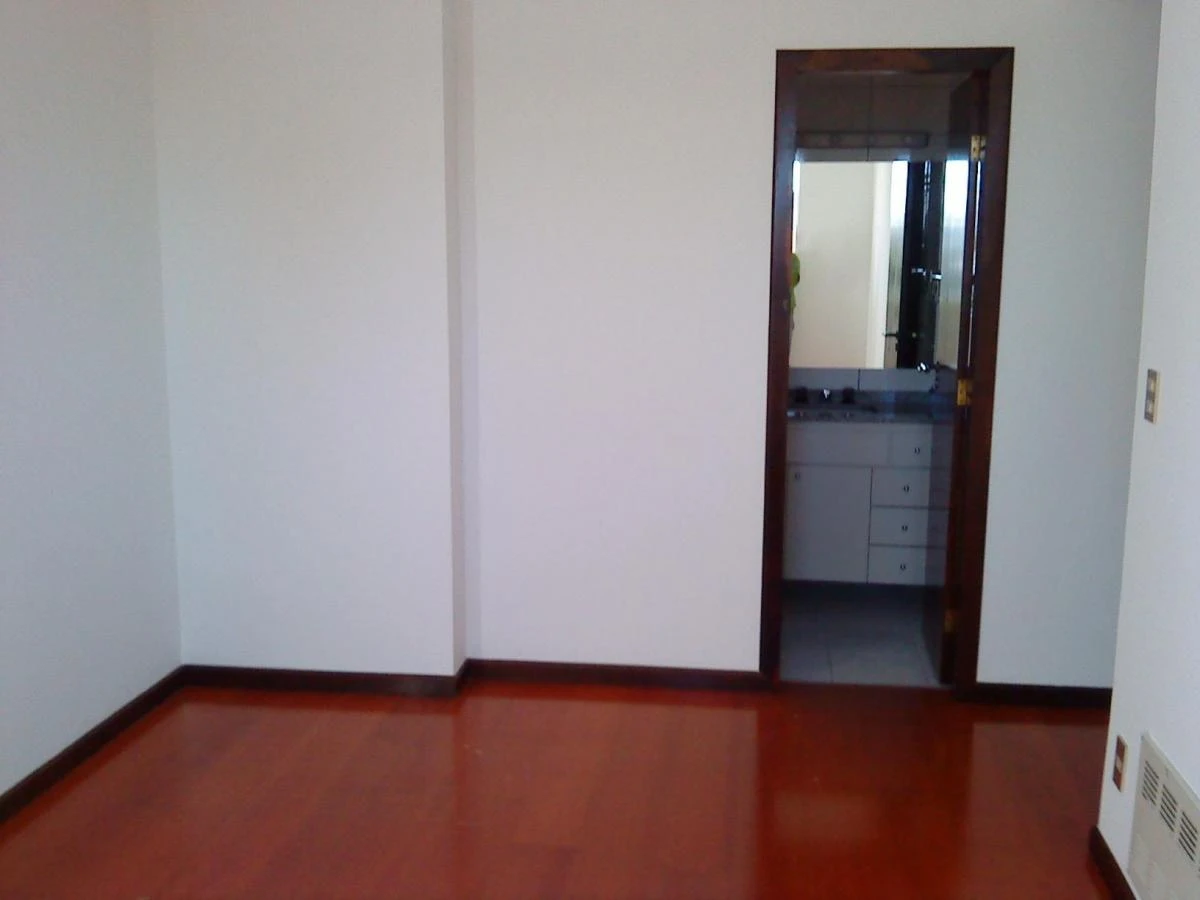 3-bedroom apartment with wood or laminate floors