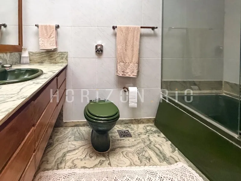 Furnished house, 800 m², with a bathtub — photo 68