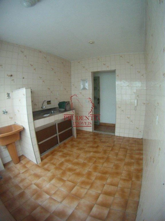Apartamento de 2 quartos com cozinha fechada e 45 m²