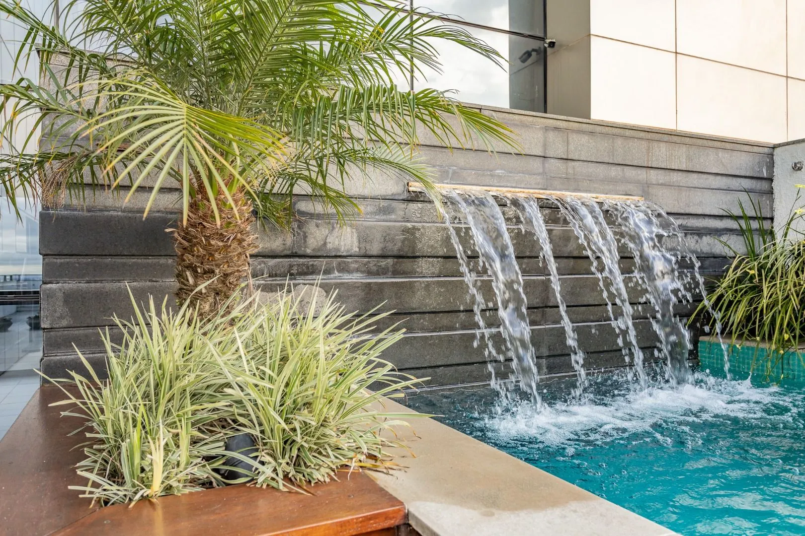 78 m² apartment with floor-to-ceiling windows and a bathtub — photo 51