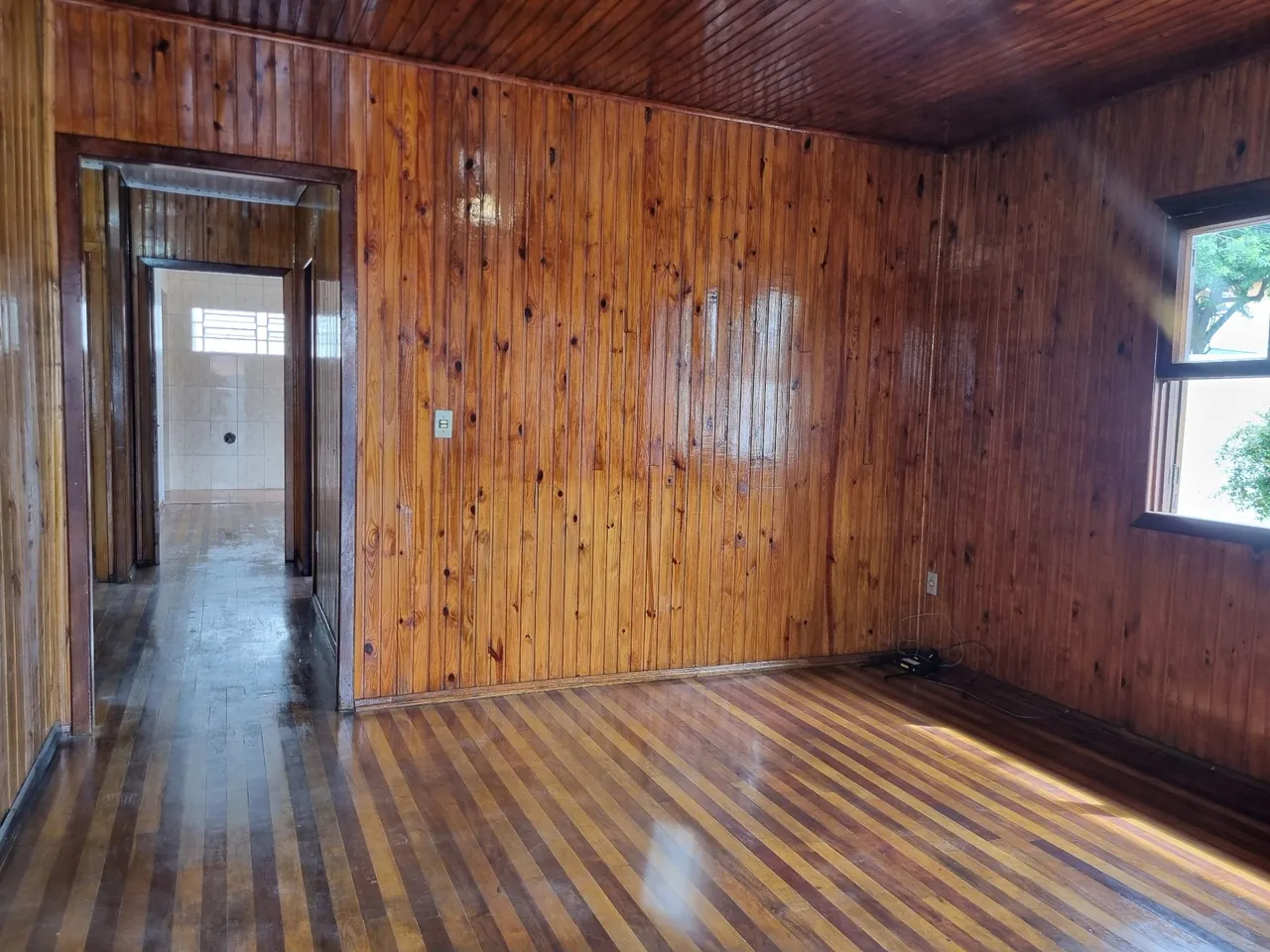 3-bedroom house with wood or laminate floors in Curitiba — photo 11