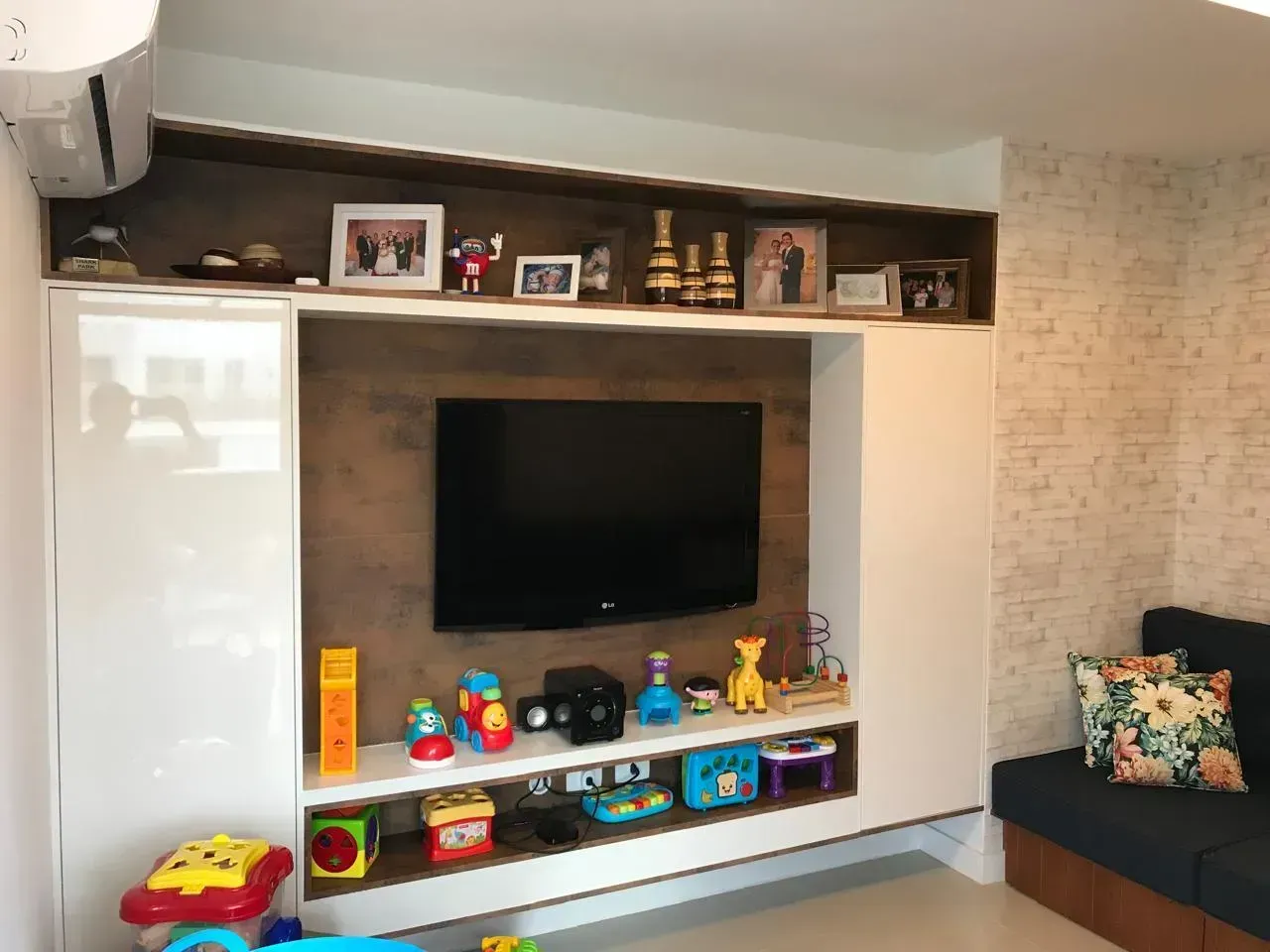 4-bedroom apartment with a grill on the balcony