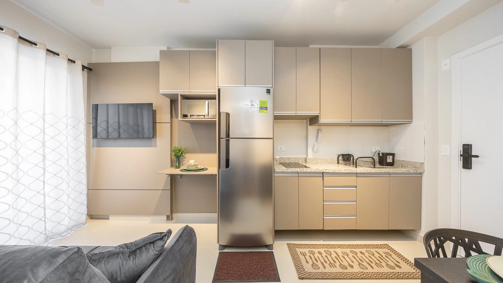 Furnished 1-bedroom apartment with an open-plan kitchen — photo 4