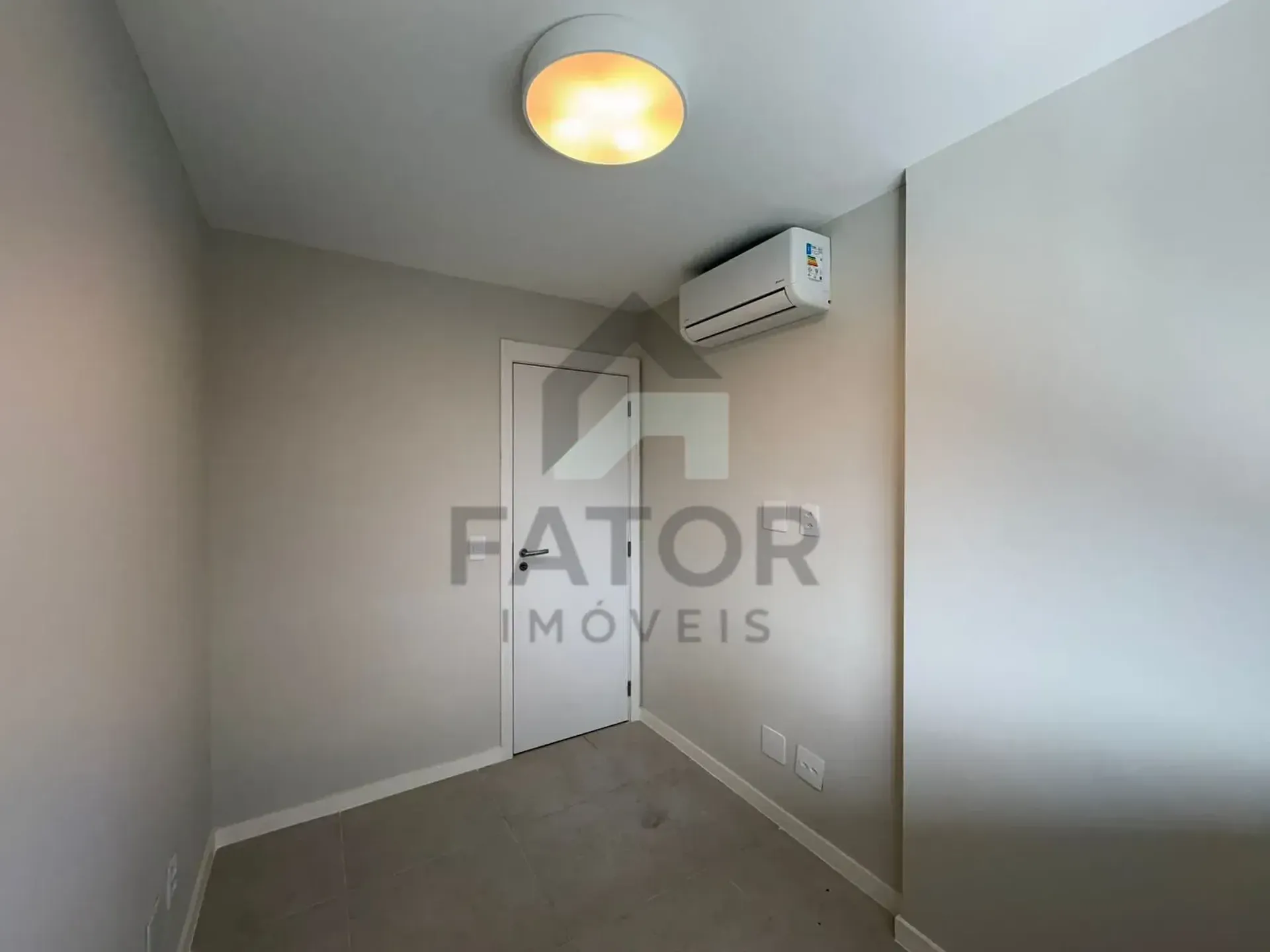 Apartamento com 3 quartos e varanda fechada de vidro — photo 23