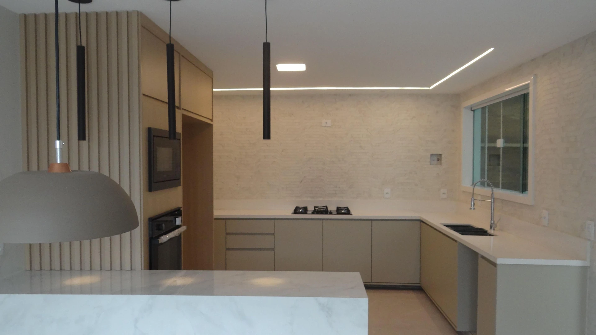 Casa de 384 m² com janelas do piso ao teto e varanda gourmet — photo 4