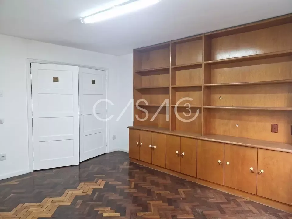 Apartamento com 4 quartos e cozinha fechada com fogão — photo 2
