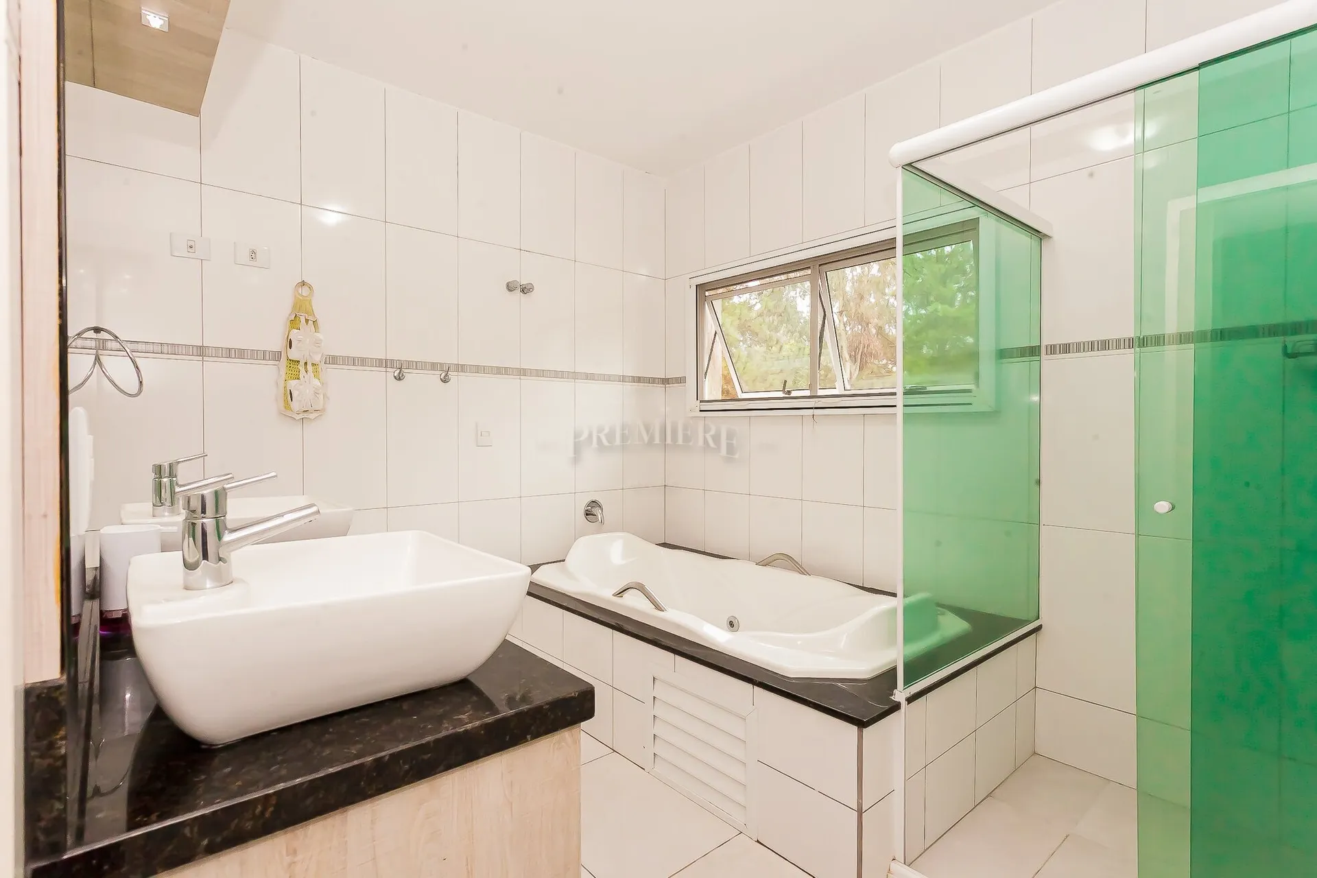 House with 4 bedrooms, 1 en-suite, 4 bathrooms — photo 32