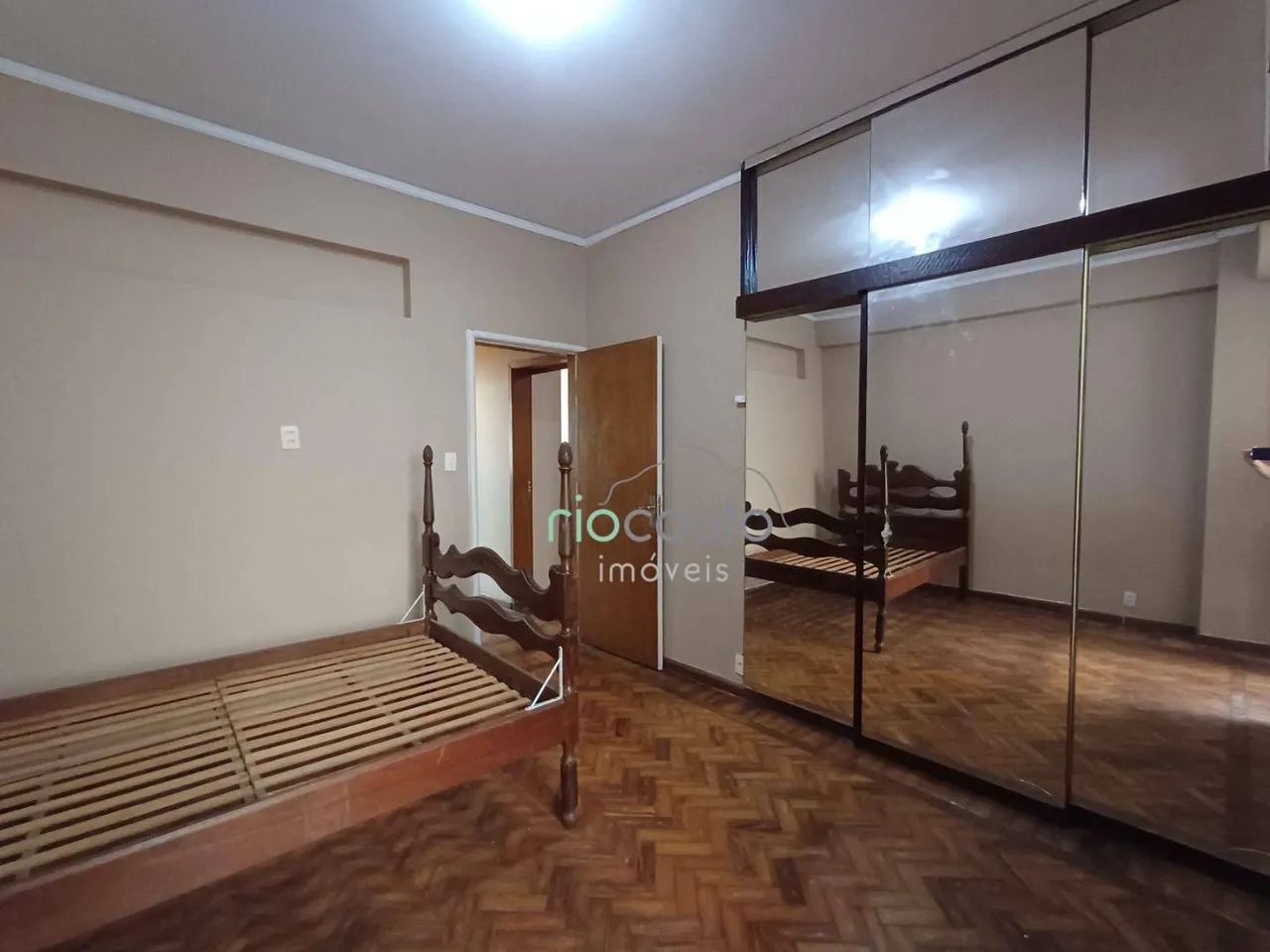 Apartamento com 3 dormitórios e piso de madeira — photo 15