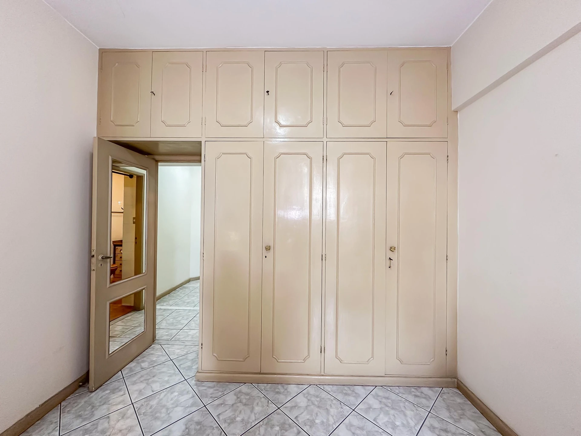 Furnished 2-bedroom apartment with separate kitchen — photo 40