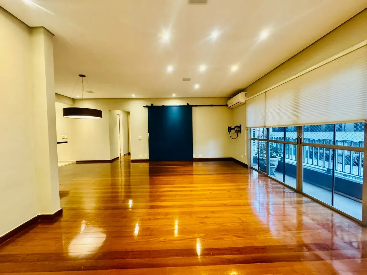 4-bedroom apartment with wood or laminate floors — photo 28