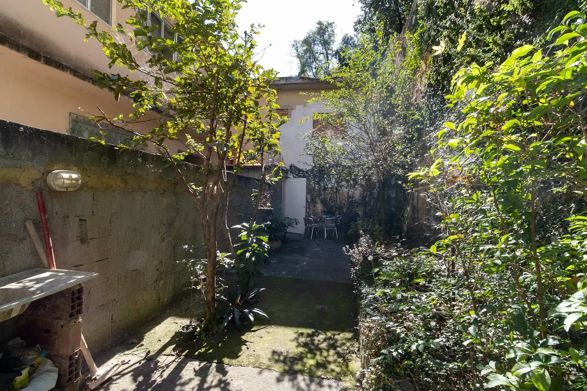Furnished 4-bedroom apartment with balcony and desk area — photo 27