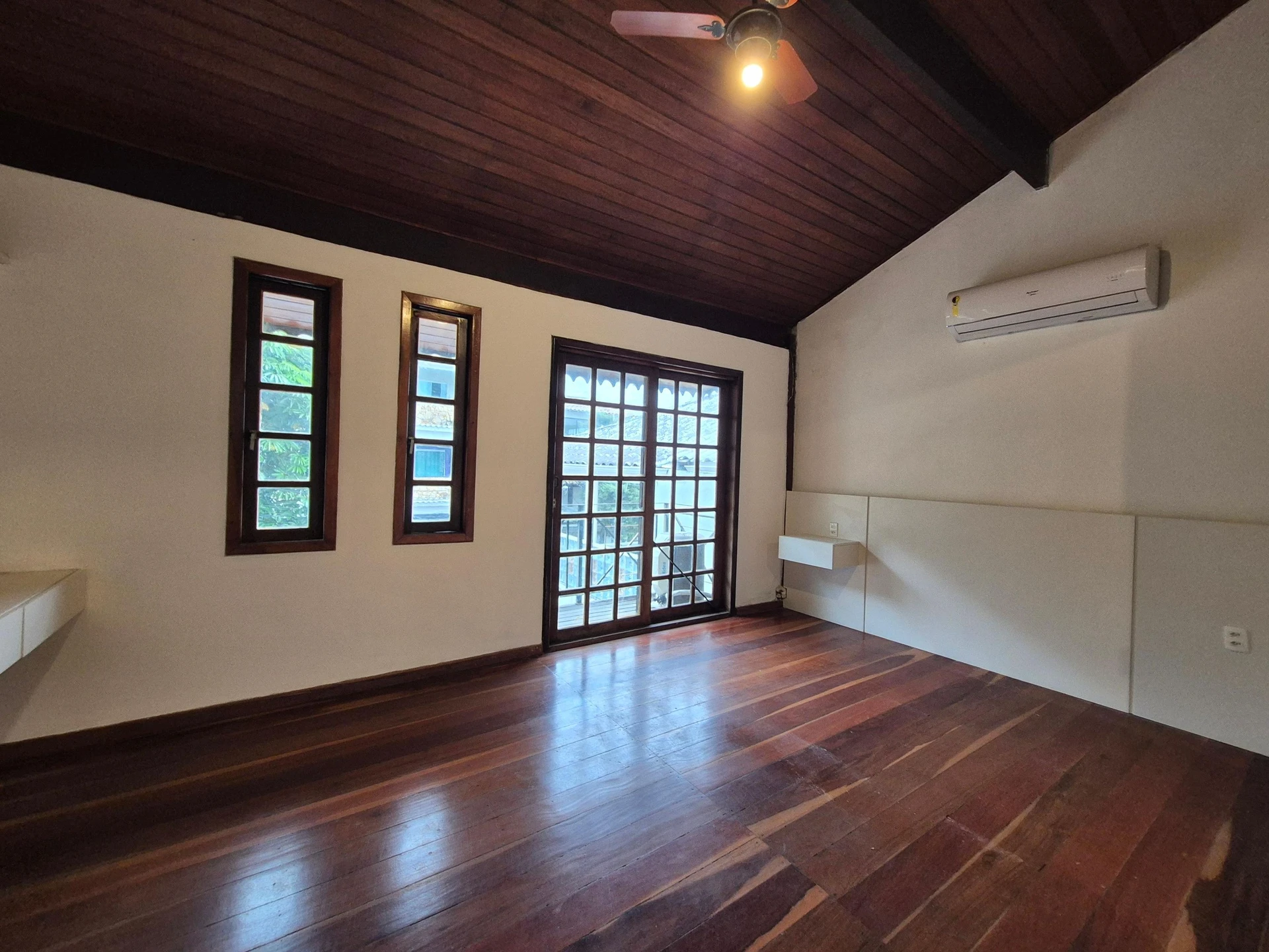 Balcony with a grill in a 3-bedroom house, 150 m² — photo 14