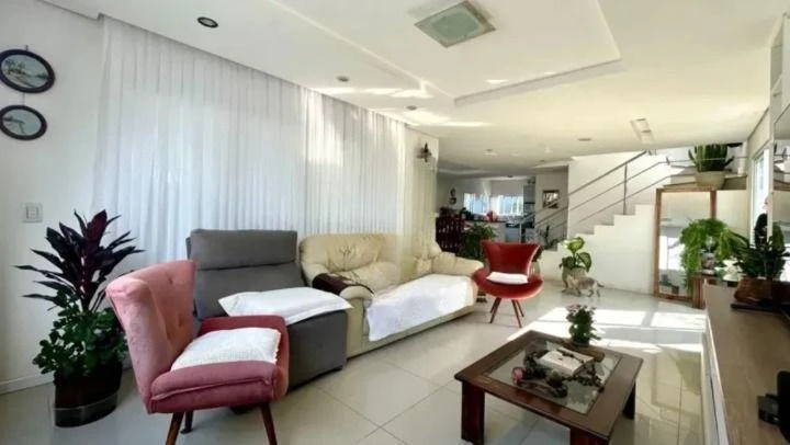 Furnished house, 465 m², with a mountain view