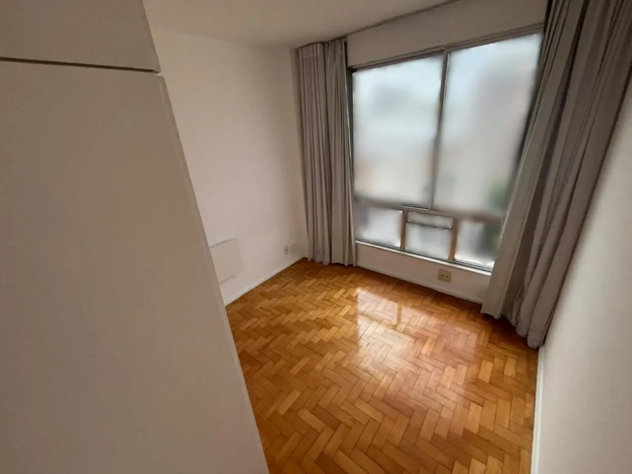 2-bedroom apartment with wood or laminate floors — photo 7