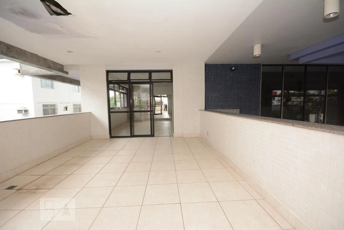 4-bedroom apartment in a building with a pool — photo 6