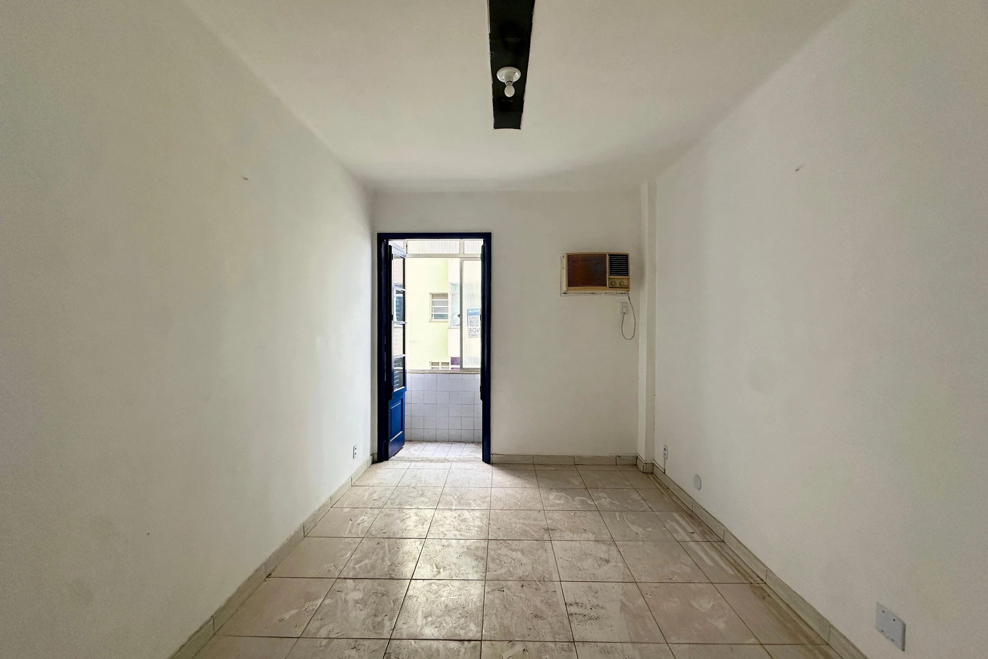 Unfurnished 1-bedroom apartment with a compact kitchenette — photo 9