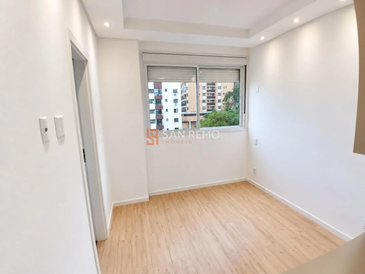 Glass-enclosed balcony in a 3-bedroom apartment, 120 m² — photo 9