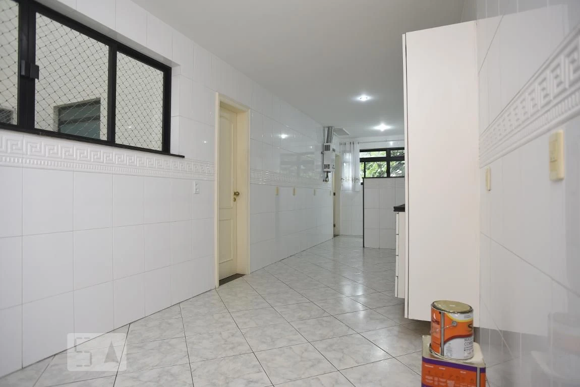 4-bedroom apartment (2 en-suite) with separate kitchen — photo 2
