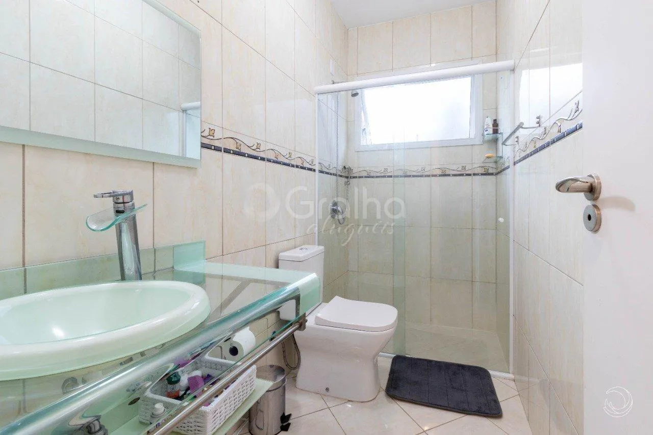 5-bedroom house with a fireplace in Florianópolis — photo 39