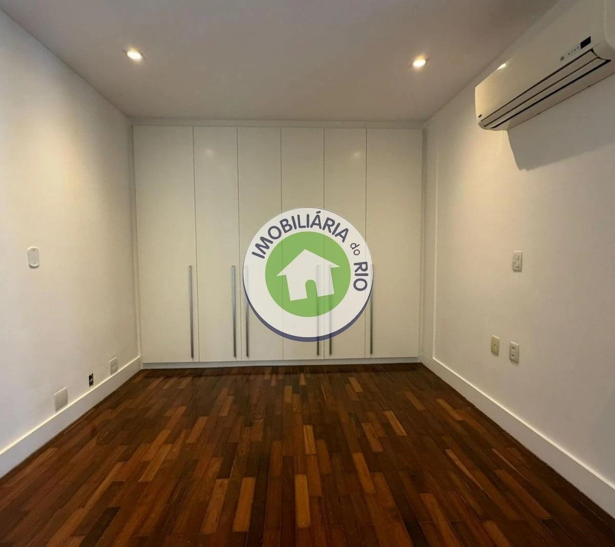 4-bedroom rental with 5 bathrooms and water views — photo 11