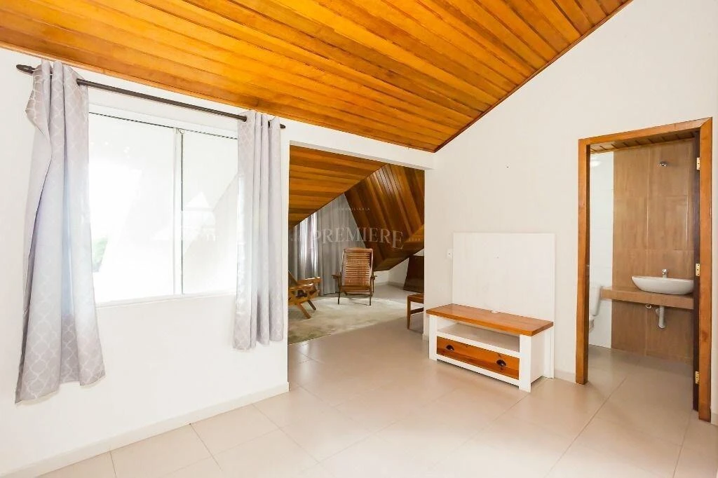 4-bedroom house with a walk-in closet in Curitiba — photo 23