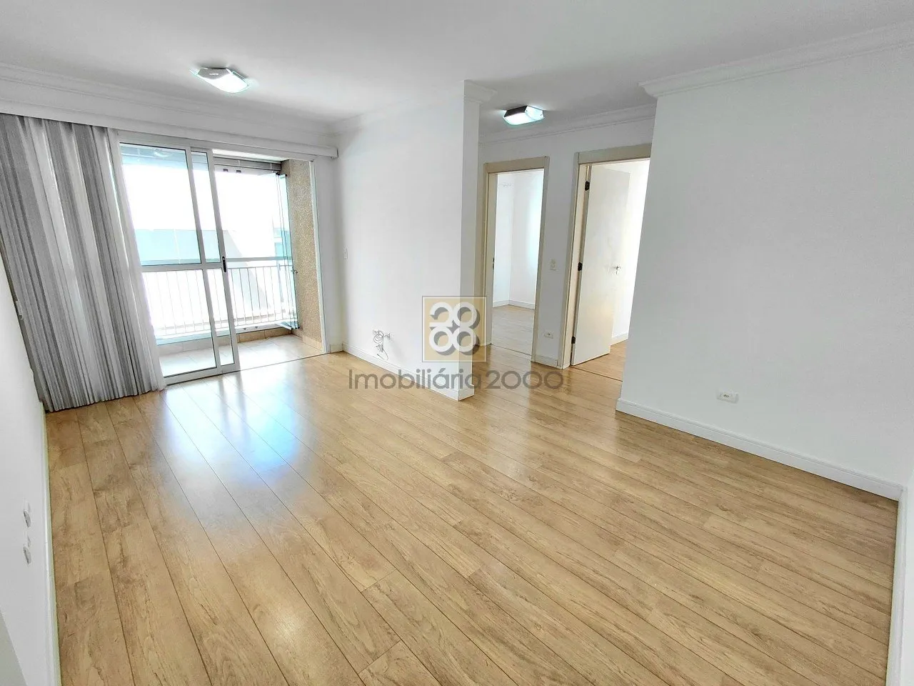 Balcony with a grill in a 2-bedroom apartment, 67 m²