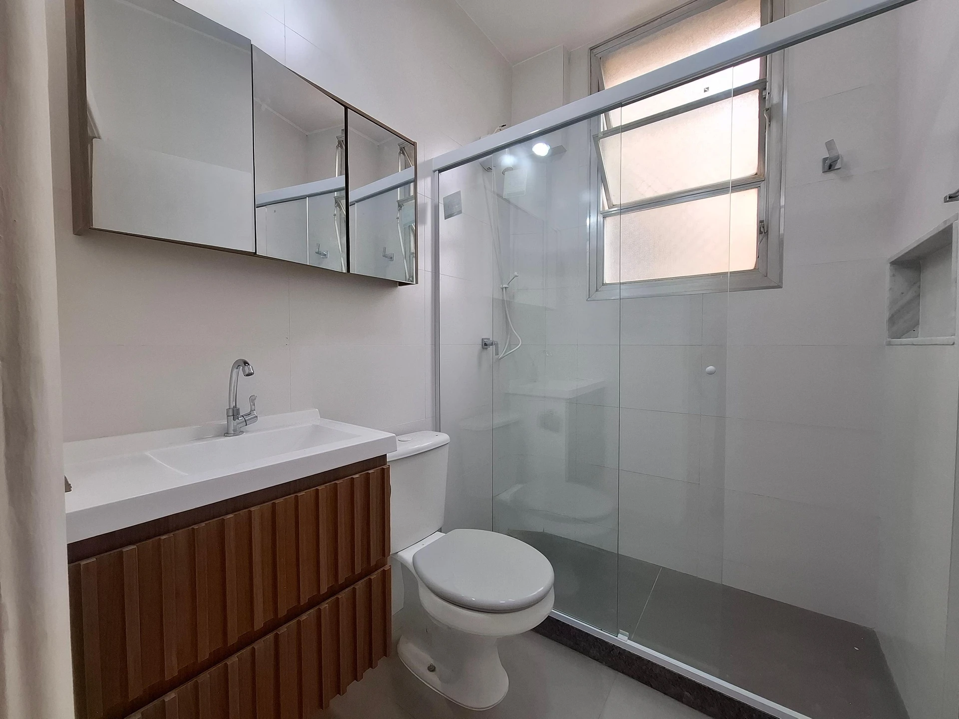 One-bedroom apartment with wood or laminate floors — photo 16