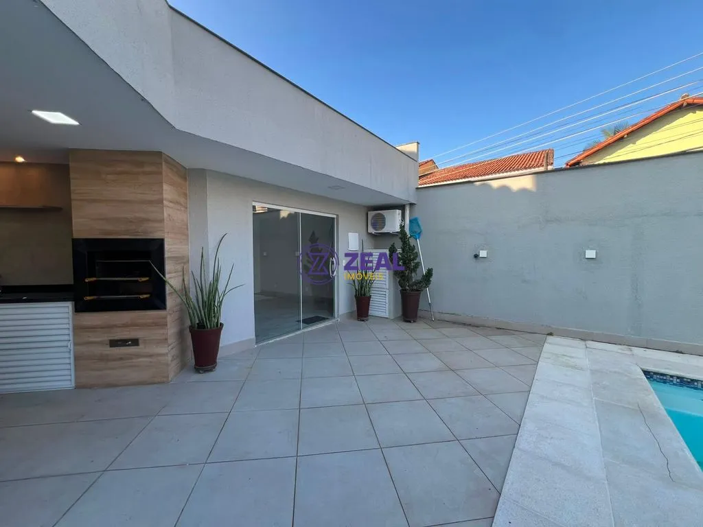 Casa de 280 m² com janelas do piso ao teto e varanda gourmet — photo 33