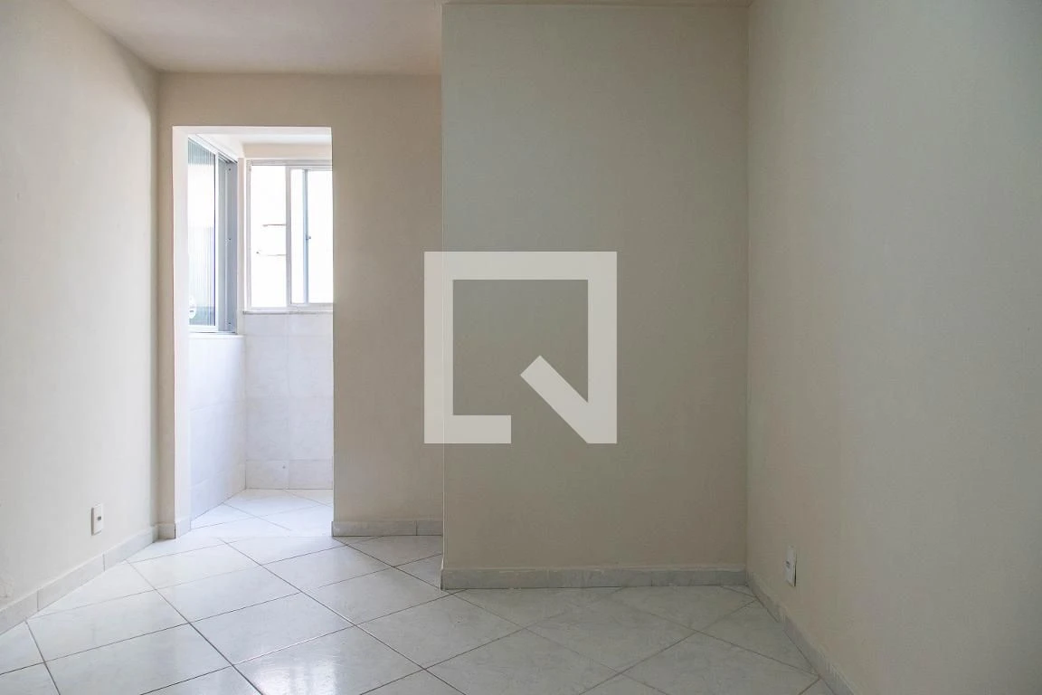 Unfurnished 1-bedroom apartment with a glass shower — photo 14