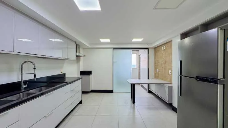 3-bedroom apartment in a building with a pool — photo 17