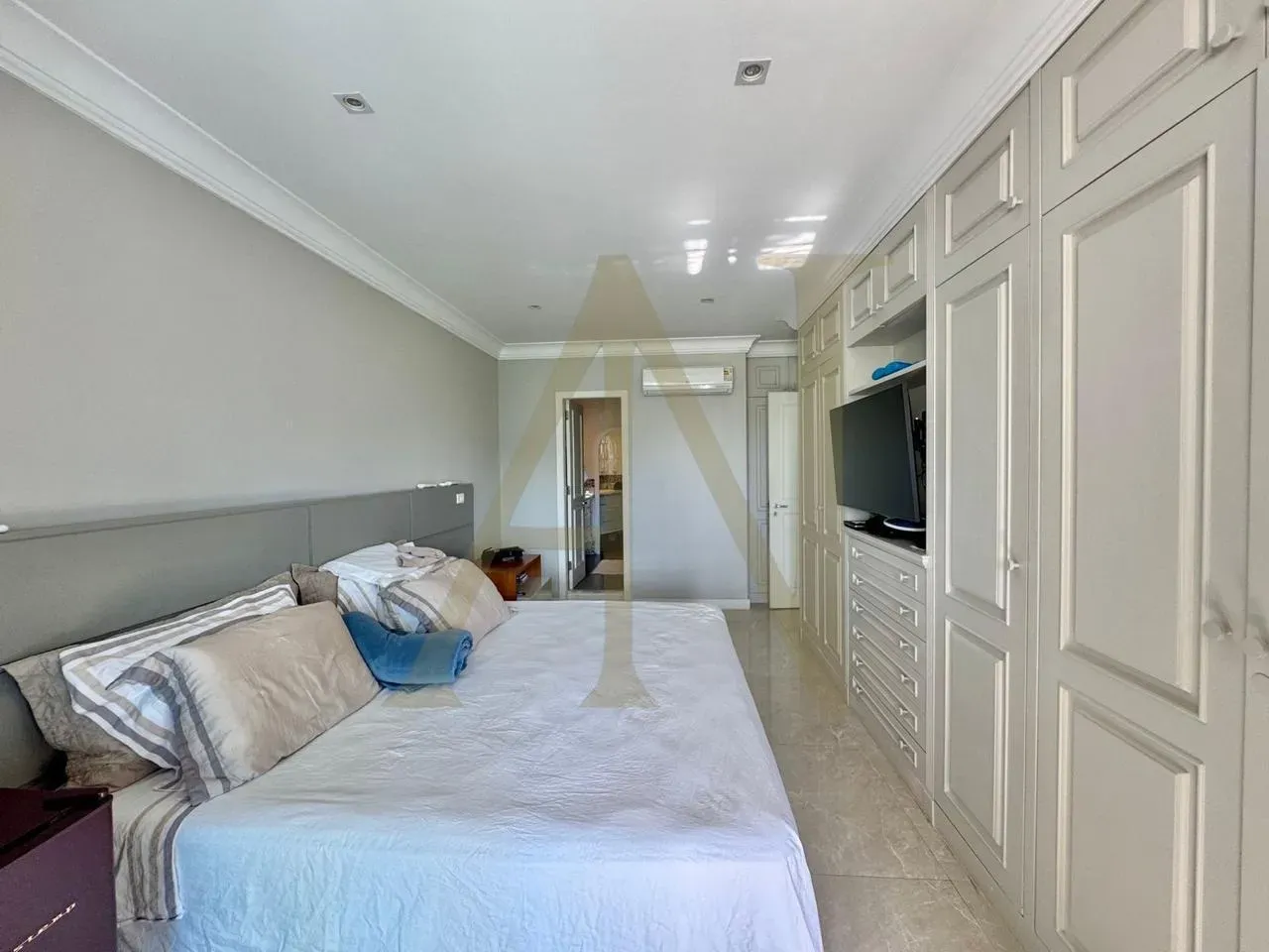 Furnished apartment with 4 bedrooms and 5 bathrooms — photo 12