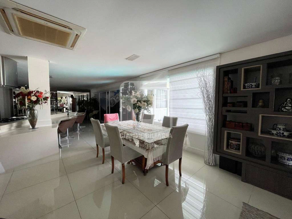 Casa com 5 quartos e 720 m², cozinha aberta e 6 vagas — photo 4