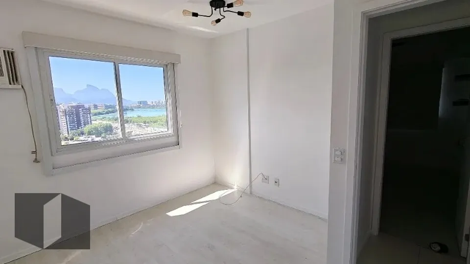 Furnished 3-bedroom apartment with glassed balcony — photo 14