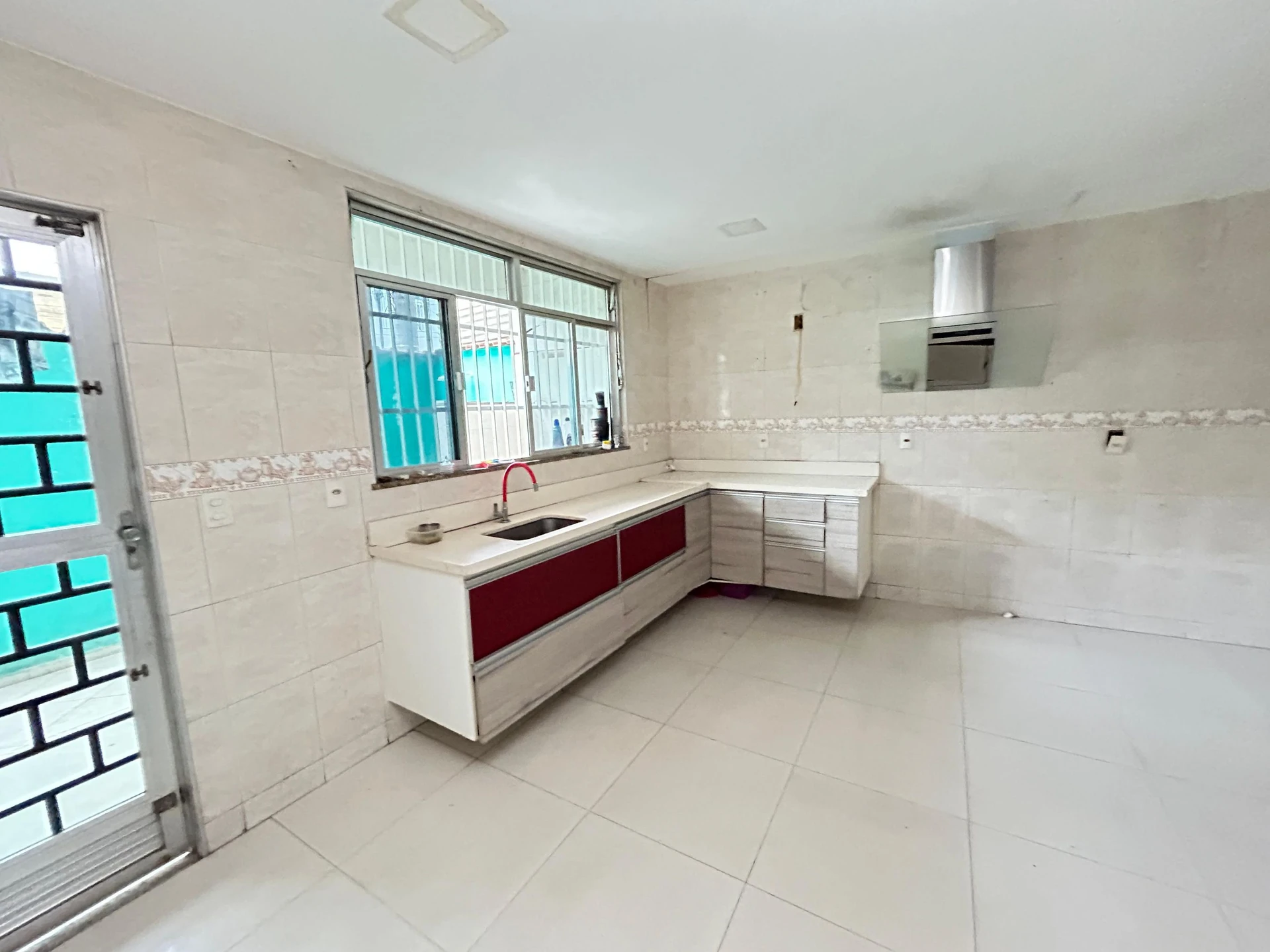 House, 300 m², with a walk-in closet — photo 2