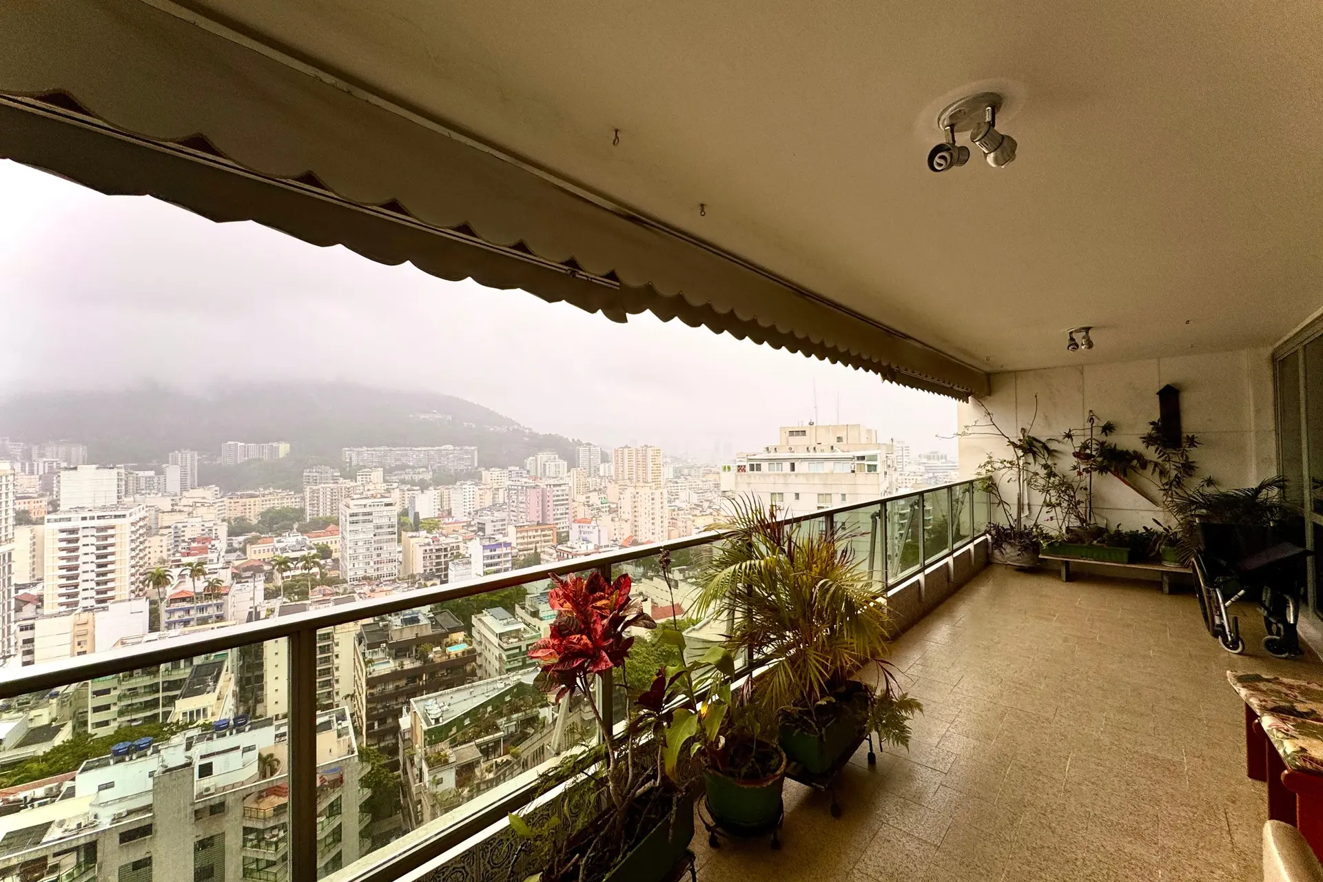 Floor-to-ceiling windows in a 4-bedroom apartment, 180 m² — photo 3