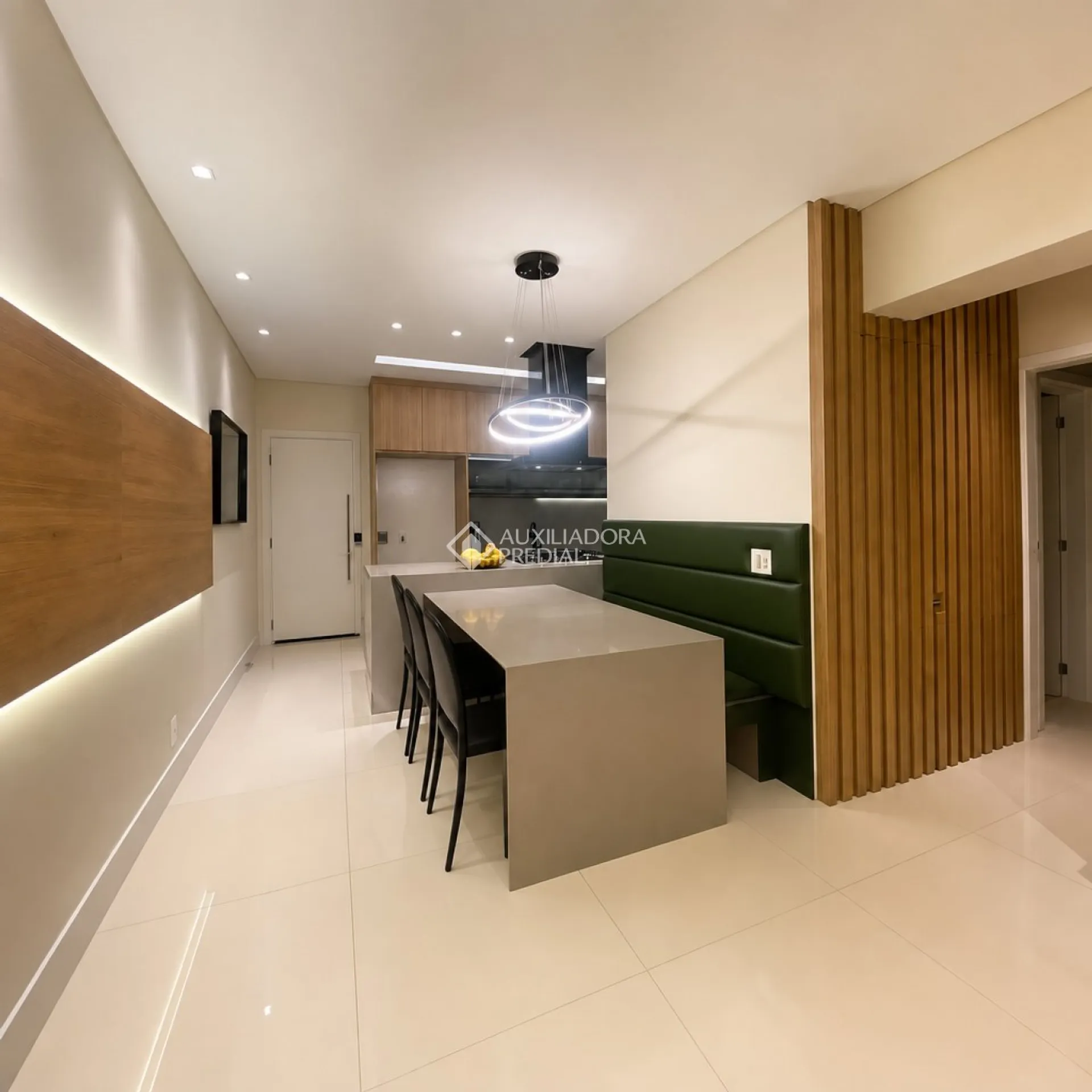 Balcony with a grill in a 2-bedroom apartment, 172 m² — photo 37