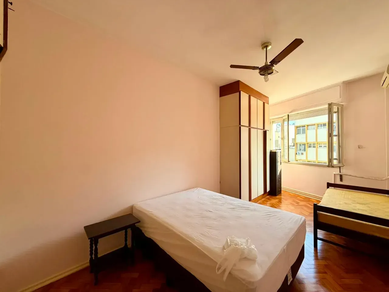 Furnished apartment with 4 bedrooms and a work desk — photo 9