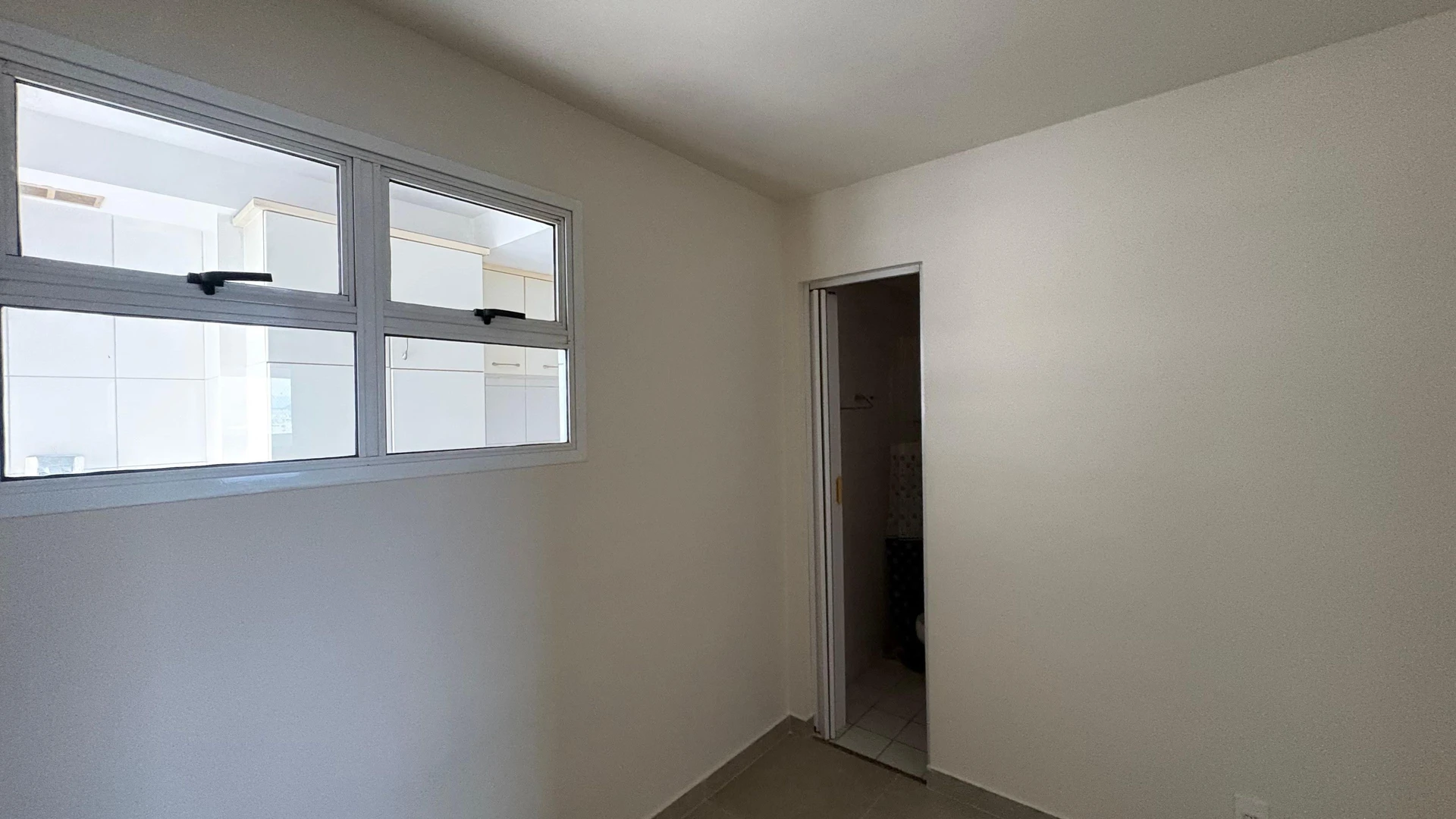 Floor-to-ceiling windows in a 3-bedroom apartment, 105 m² — photo 50