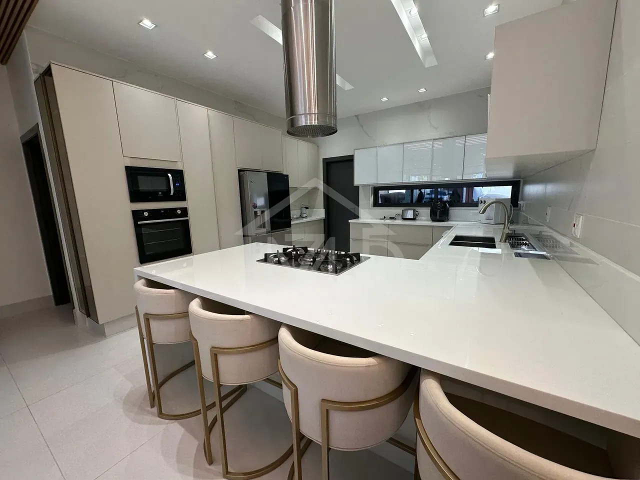 Furnished house with 4 bedrooms and 600 m² — photo 12