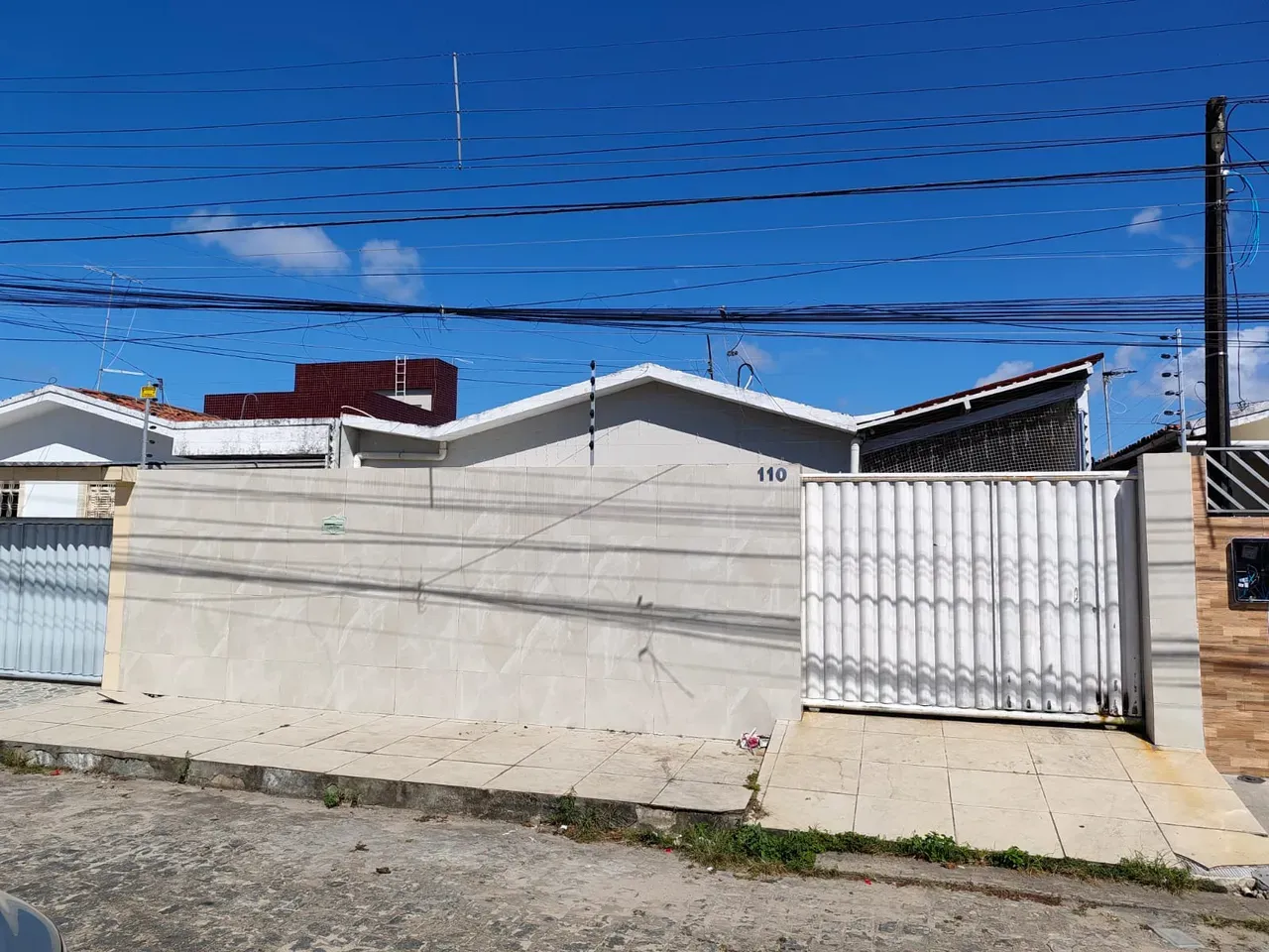 House with 3 bedrooms, including 1 en-suite, and closed kitchen — photo 9