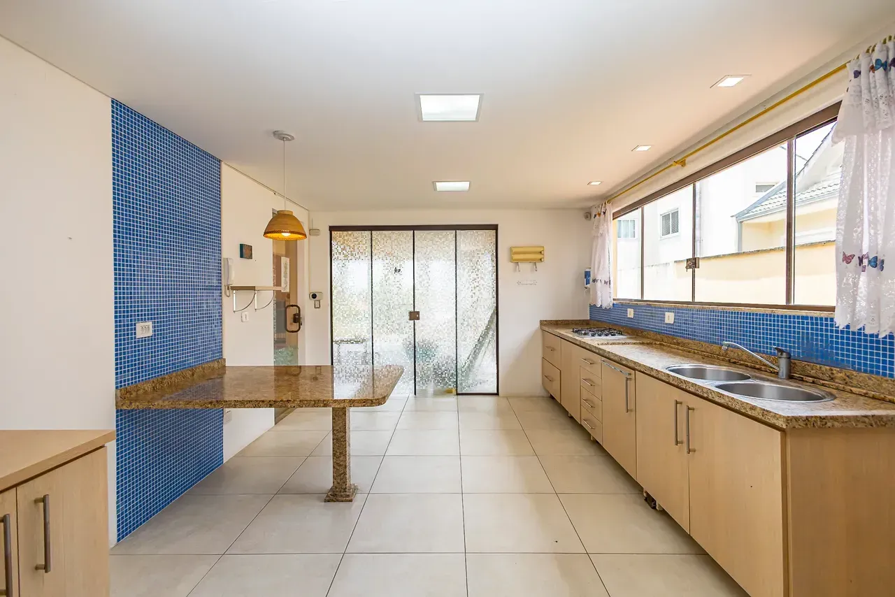 Furnished house with 5 bedrooms and 470 m² — photo 34