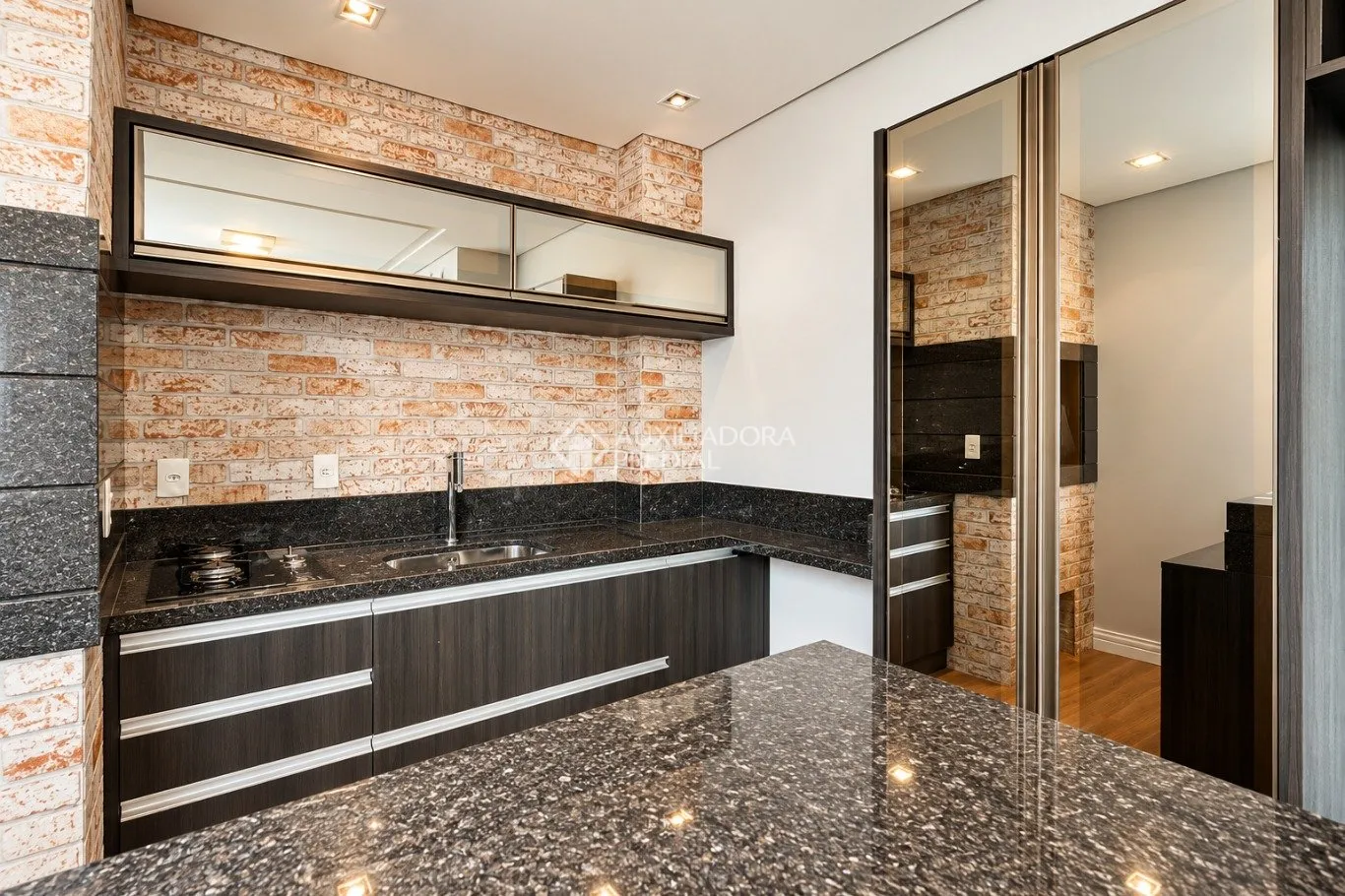 Bathtub in a 4-bedroom house, 280 m² — photo 23