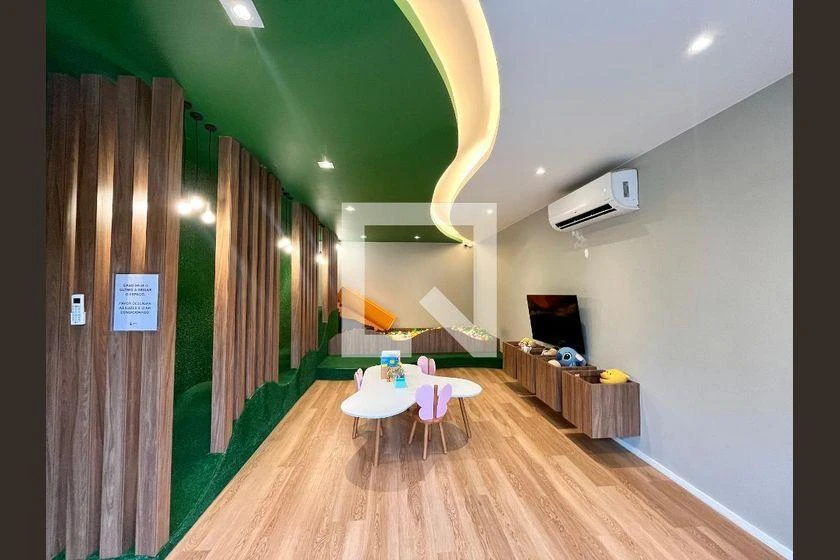 2-bedroom apartment with wood or laminate floors — photo 15