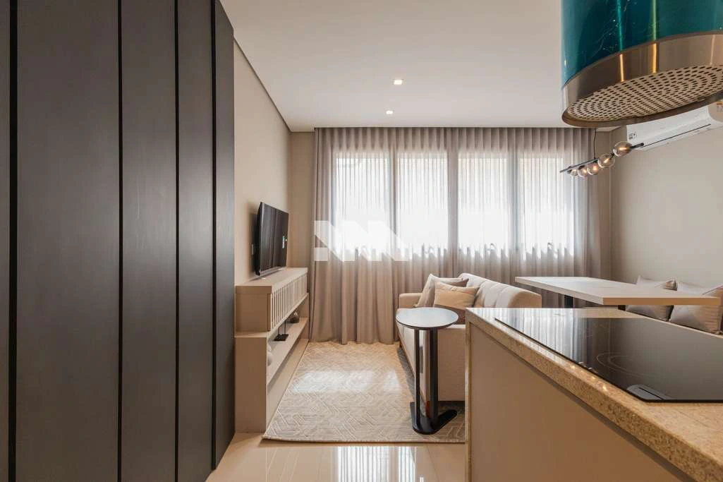 Furnished 1-bedroom apartment with open-plan kitchen — photo 5