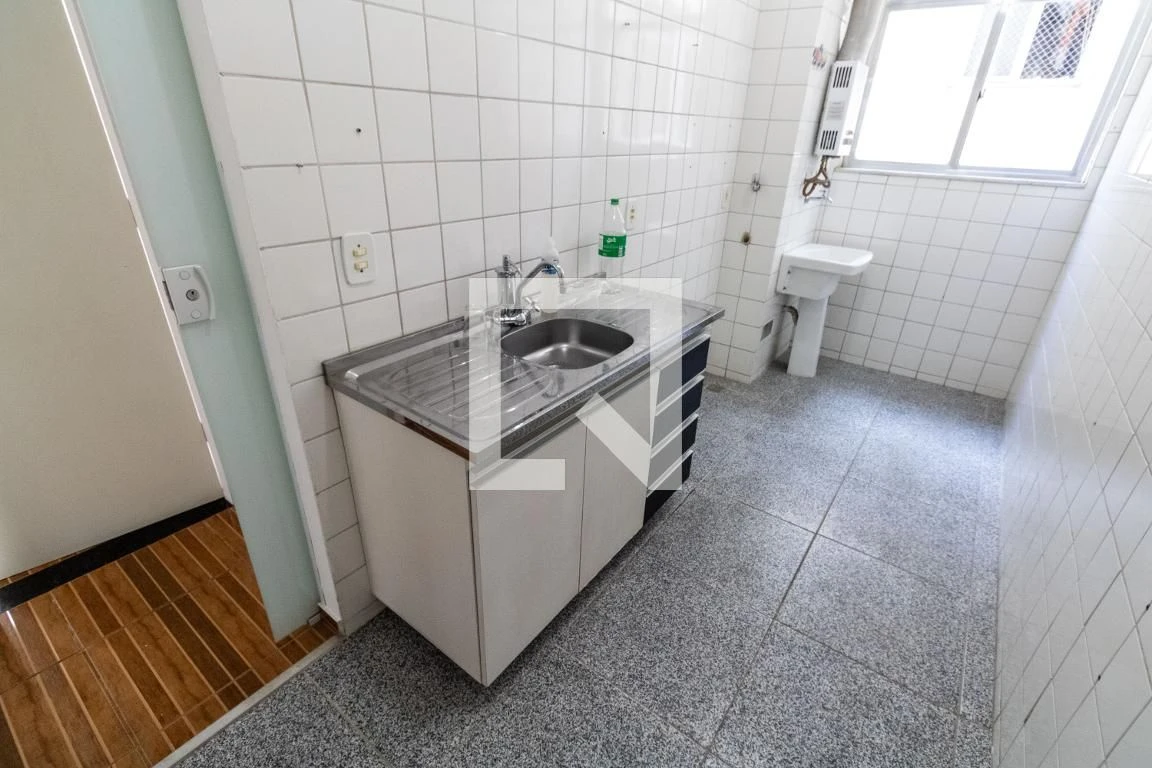 Apartamento com 2 quartos, 1 banheiro e varanda